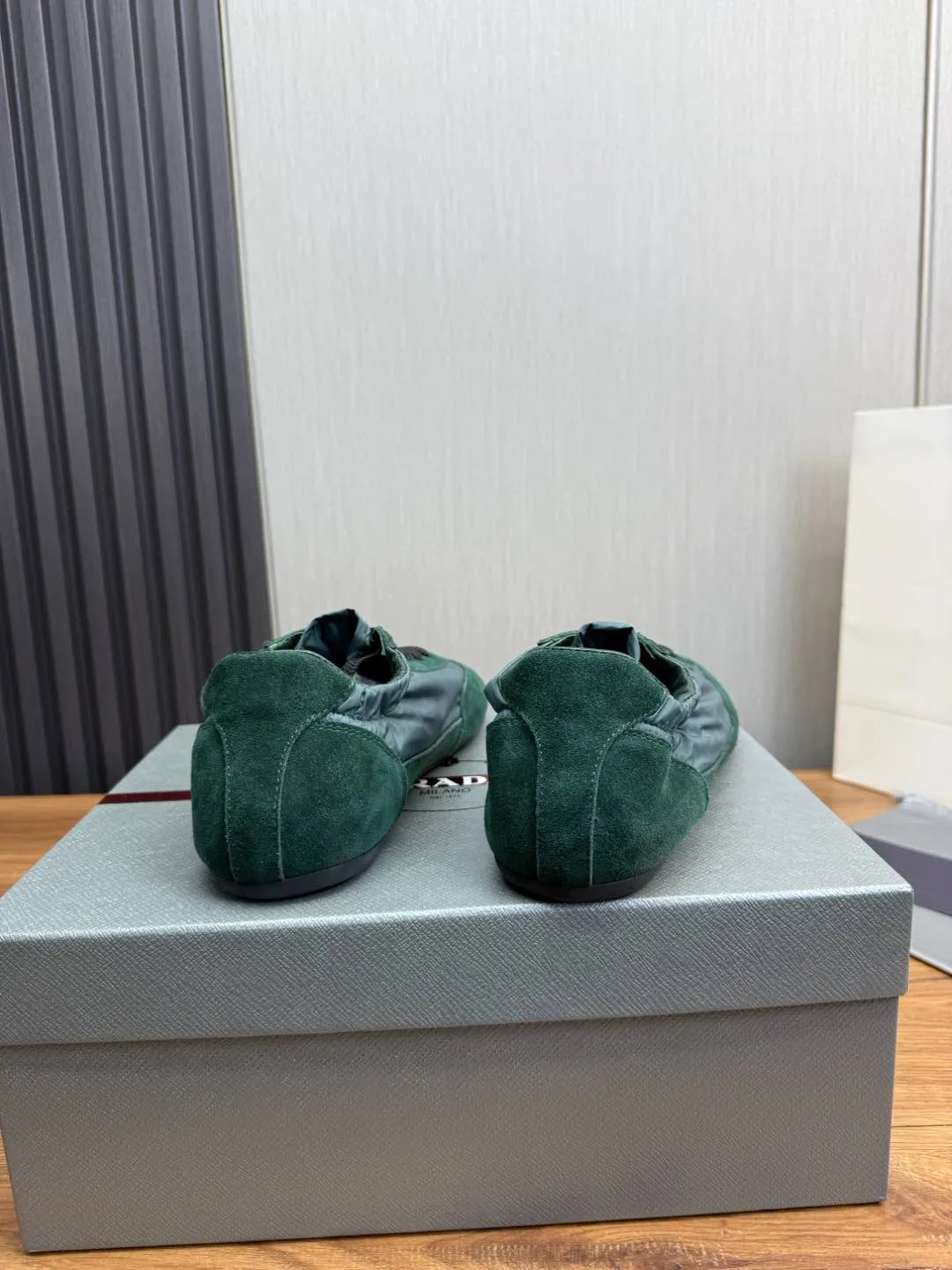 Men's Shoes💰500💰Men's PRADA 2025 Early Spring Collapse New Sports Shoes Moral Training Shoes Collapse's name comes from the fact that it can be easily put on and taken off with bare hands ~ The light and comfortable features create a more relaxed and casual look, and the side elastic design can be worn twice! Super comfortable catwalk sneakers, as thin and light as ballet slippers, as comfortable as sneakers, comfortable and super light on the feet. Fabric: frosted cowhide leather spliced ​​with nylon cloth, cowhide foot pads, men's size 38-45